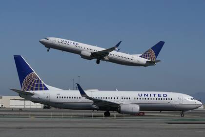 Una mujer falleció durante un vuelo de United Airlines que partió el martes desde Houston y aterrizó el miércoles en el aeropuerto de Heathrow en Londres