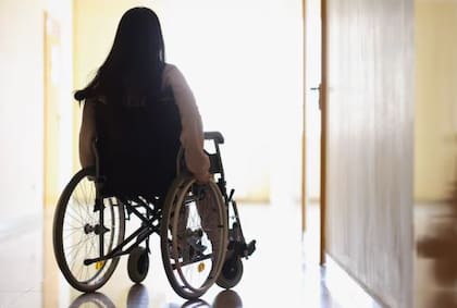 Una mujer fingió estar en silla de ruedas para cobrar una compensación económica