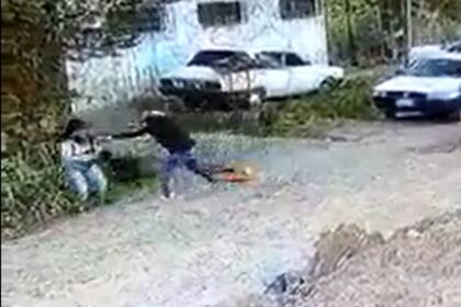 Una mujer fue arrastrada por motochorros para robarle el celular