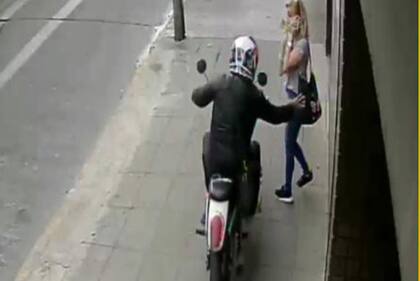 Una mujer fue asaltada por un motochorro en Ramos Mejía y muere de un infarto