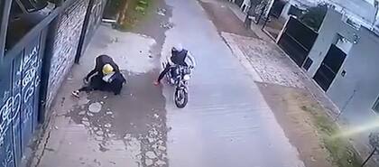 Una mujer fue brutalmente atacada por motochorros el 1° de julio en Villa Castells