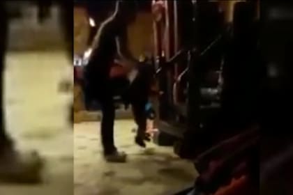 Una mujer fue detenida en la localidad bonaerense de Ituzaingó, tras haberse difundido un video en el que se ve cómo maltrata cruelmente a su pequeño hijo de dos años