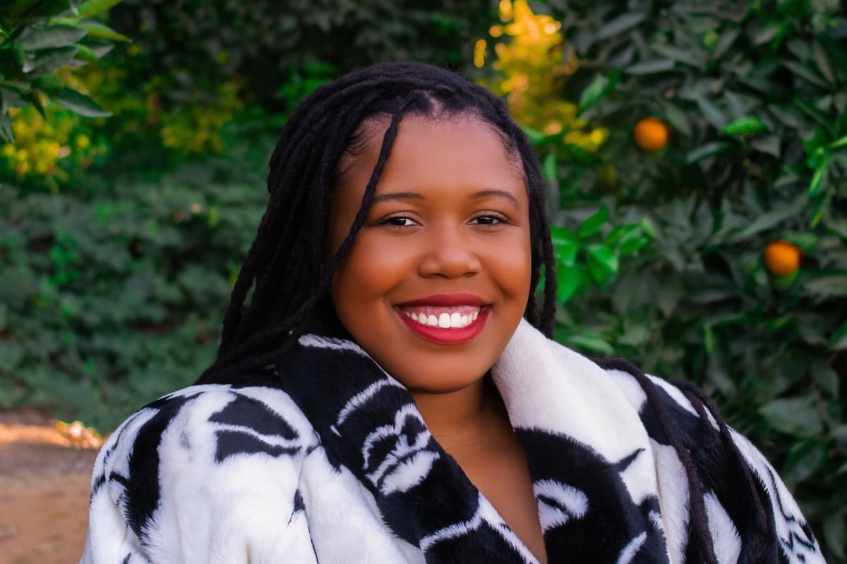 Una mujer gana más con su trabajo secundario de dos horas por día que con su trabajo completo de nueve horas por día en California