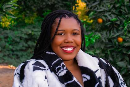 Una mujer gana más con su trabajo secundario de dos horas por día que con su trabajo completo de nueve horas por día en California