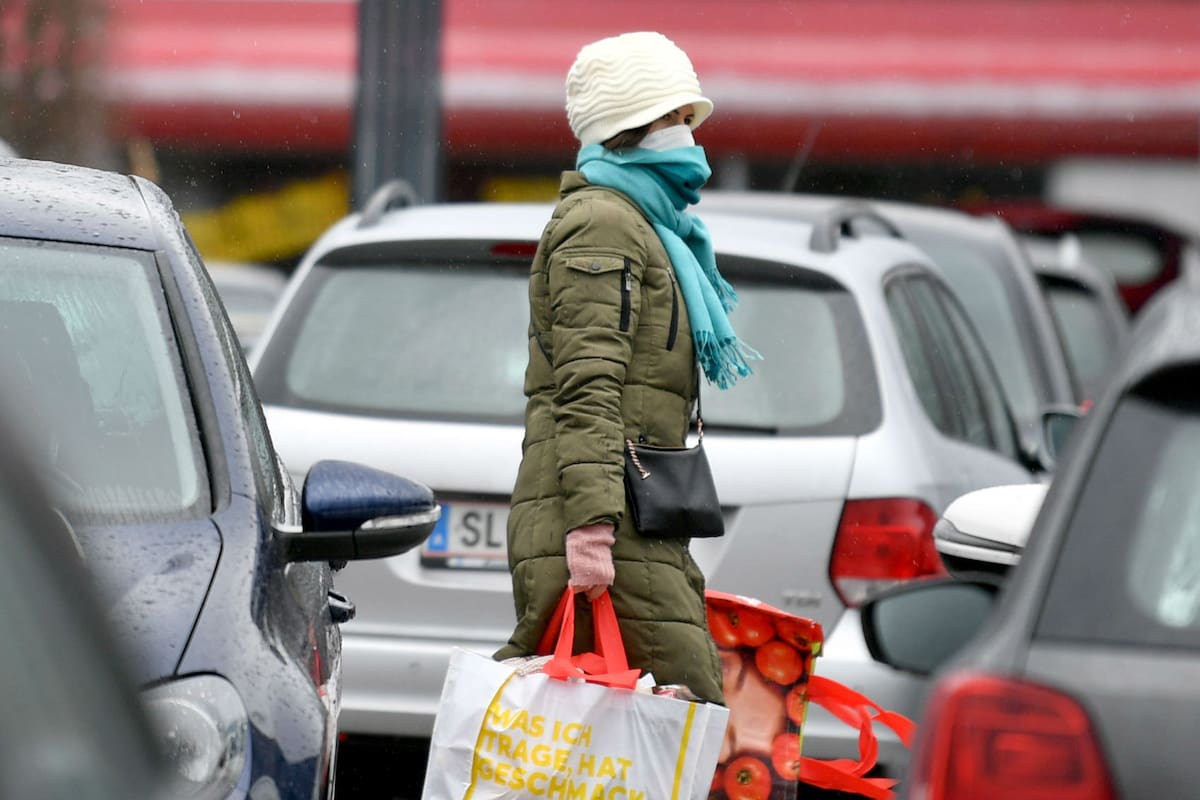 Una mujer hace compras con barbijo en Salzburgo, Austria