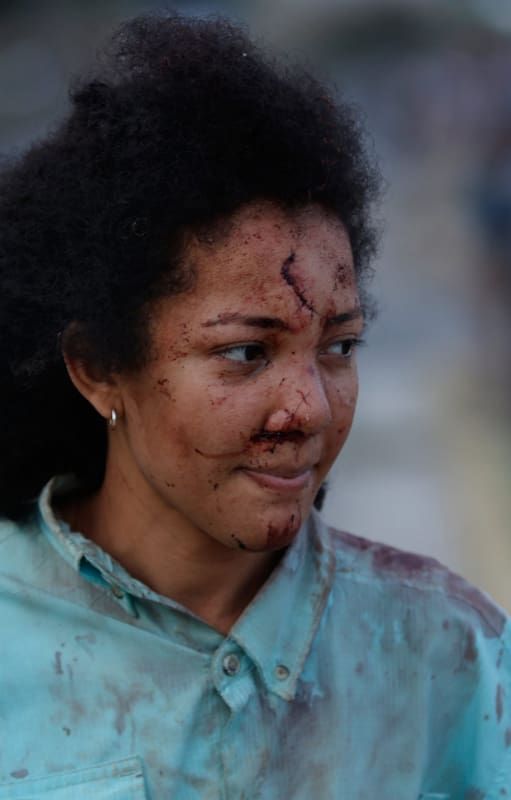 Una mujer herida camina en La Guaira, Venezuela, un día después de que un terremoto golpeara la zona
