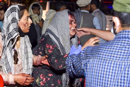 Una mujer herida en las explosiones cerca del aeropuerto de Kabul llega a un hospital para ser atendida
