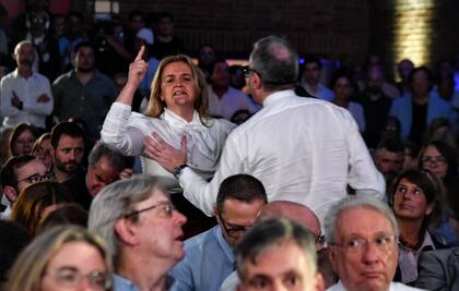 Una mujer increpó al expresidente José Mujica en el evento por los 40 años del regreso de la democracia en Uruguay.