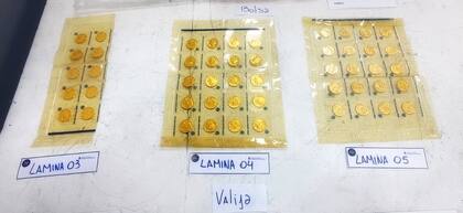 Una mujer intentó salir del país con casi seis kilos en monedas de oro