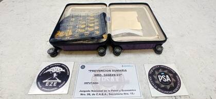 Una mujer intentó salir del país con casi seis kilos en monedas de oro