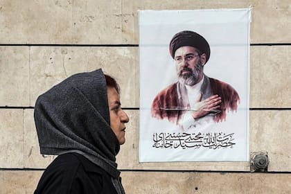 Una mujer iraní camina en una calle de Teherán