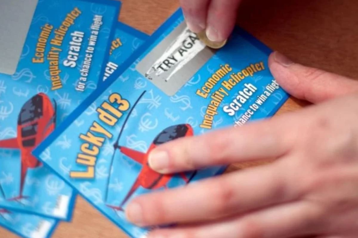 Una mujer italiana ganó 500.000 euros en una lotería instantánea, el dueño del local le quitó el billete y huyó a toda velocidad en una moto