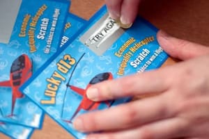 Una mujer italiana ganó 500.000 euros en una lotería instantánea, el dueño del local le quitó el billete y huyó a toda velocidad en una moto