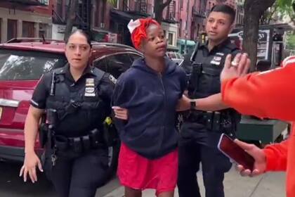 Una mujer joven fue detenida por dos oficiales casi media hora después de comenzadas las agresiones en la zona del Tompkins Square Park, en Manhattan