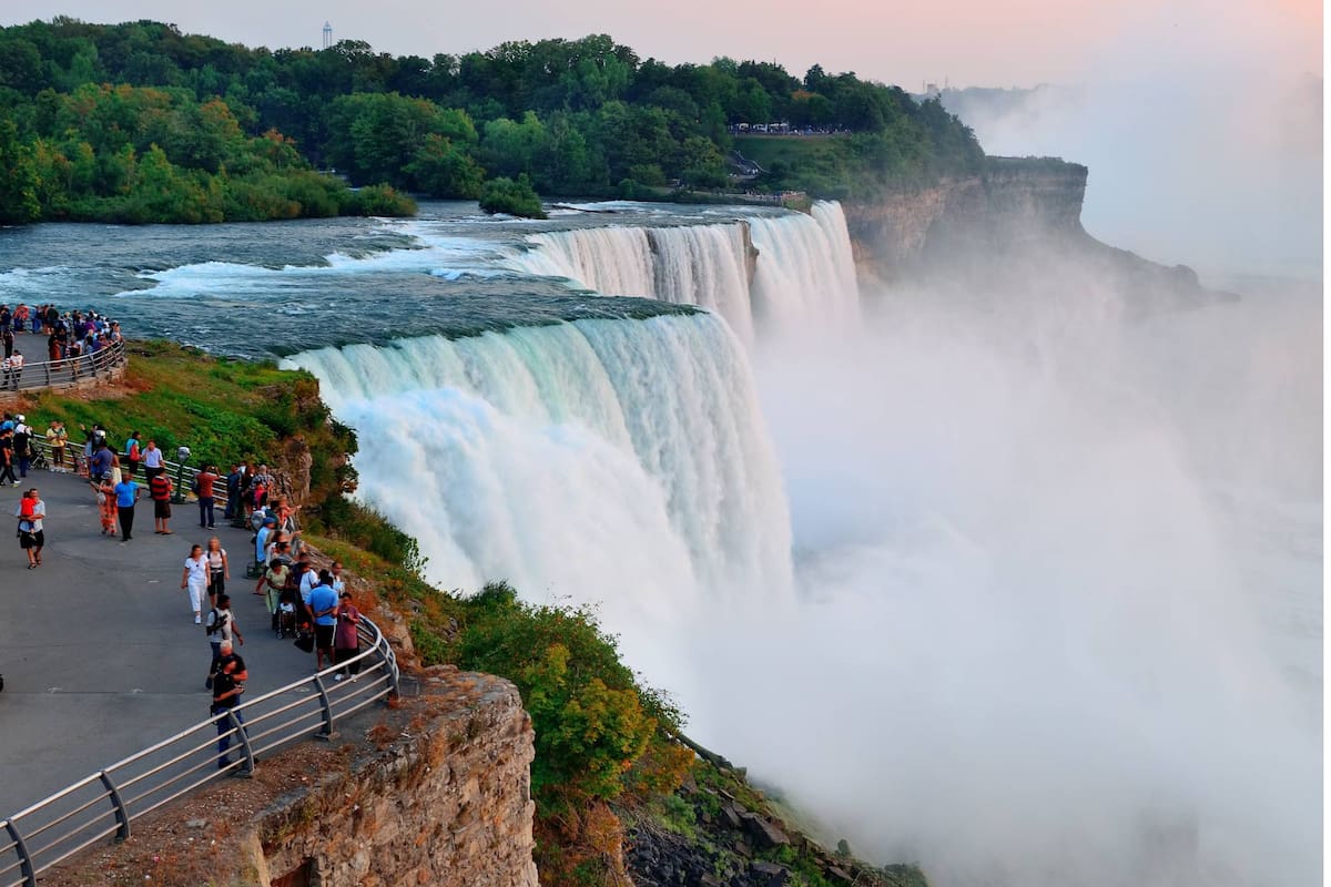 Una mujer junto a sus dos hijos fueron declarados muertos luego de saltar a las Cataratas del Niágara en Estados Unidos