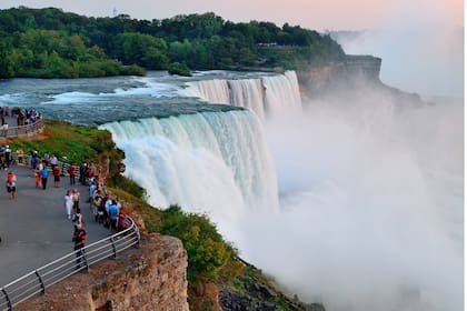 Una mujer junto a sus dos hijos fueron declarados muertos luego de saltar a las Cataratas del Niágara en Estados Unidos