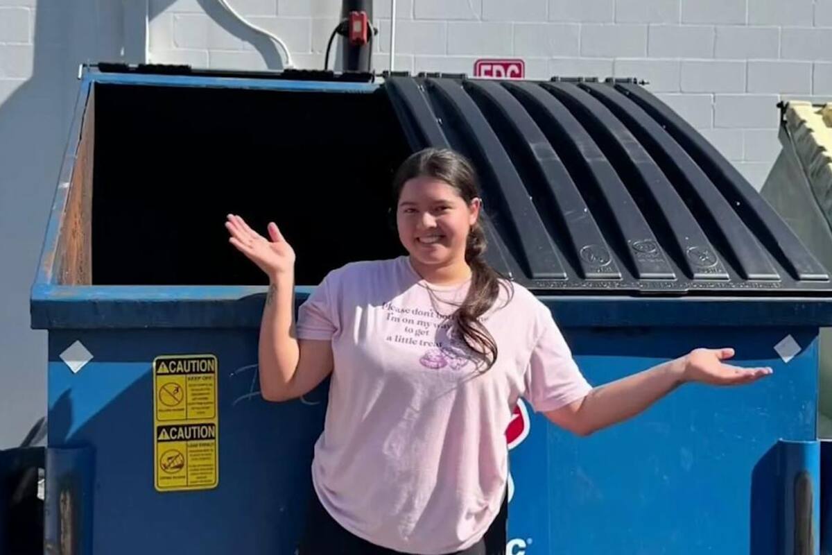 Una mujer latina obtiene ingresos extras a través de recolectar desechos de tiendas locales