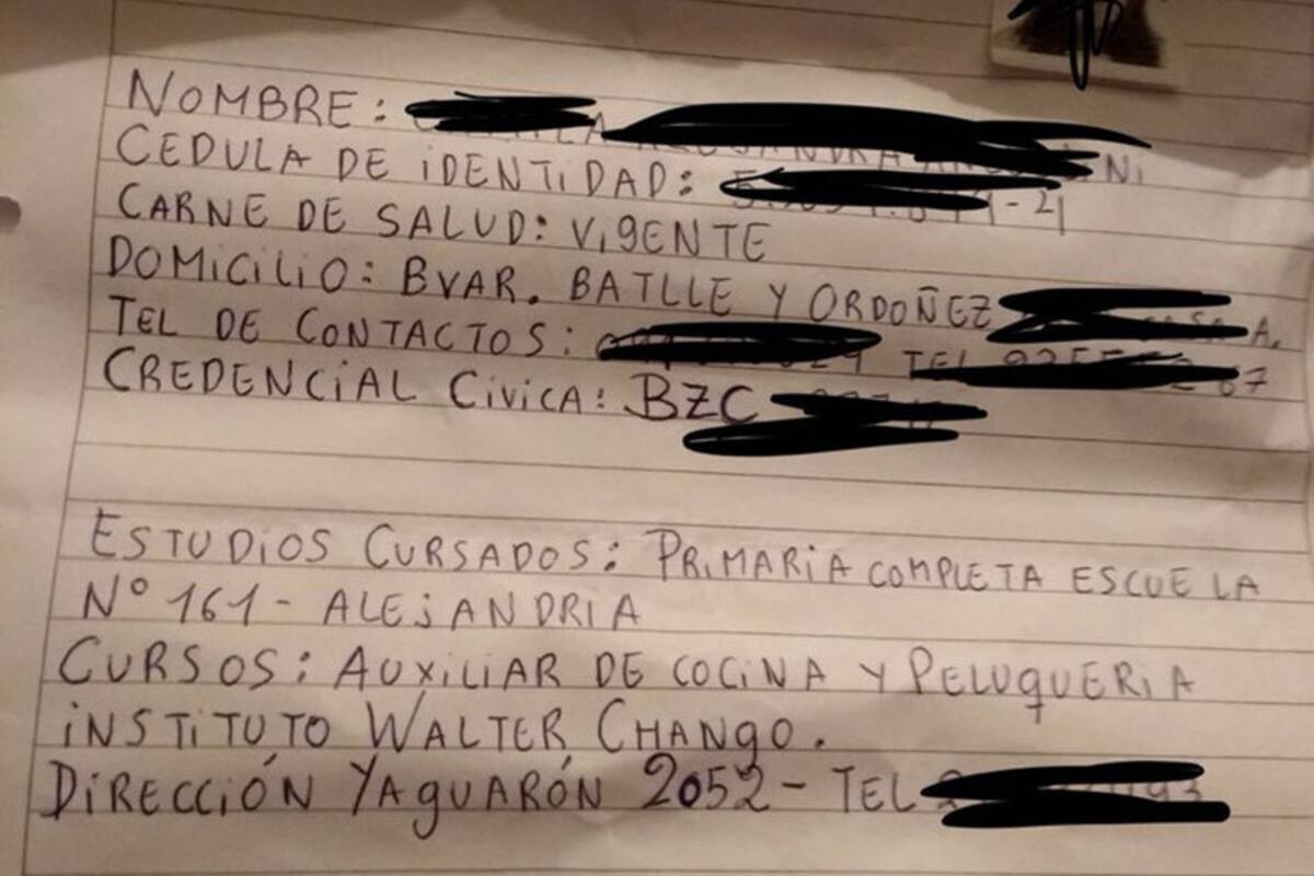 Una mujer le envió un currículm a mano y ella se lo pasó a formato digital.