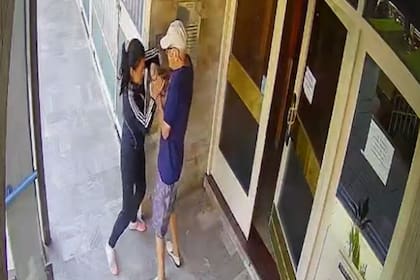 Una mujer le robó las pertenencias a un anciano de 80 años cuando la víctima entraba a su edificio