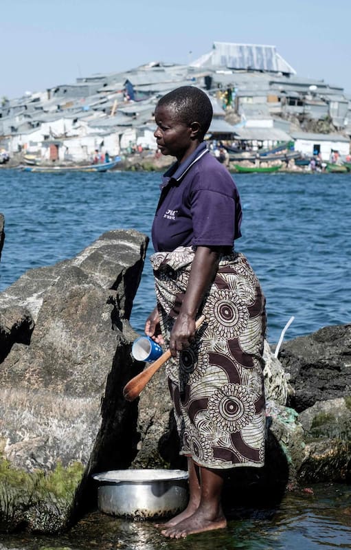 Una mujer limpia sus artículos en la isla de Usingo cercana a Migingo