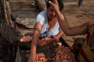 Una mujer limpiando los camarones capturados en el Lago de Maracaibo