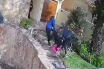 Una mujer llegaba a su casa en Quilmes e intentó huir cuando vio a delincuentes adentro, pero la arrastraron hasta el interior de la vivienda