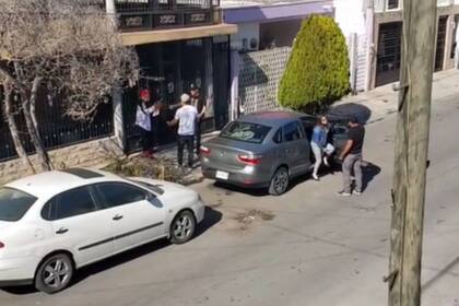 Una mujer llegó a su casa e inesperadamente tuvo que enfrentar el secreto que tenía (Captura video)