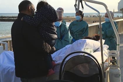 Una mujer llegó con un cuadro grave de Covid-19 y con un embarazo avanzado por lo que tuvo que ser sometida a una cesárea Foto: Twitter Hospital del Mar