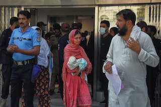 Suspenden a ocho funcionarios tras incendio en hospital de Pakistán que mató a 14 bebés
