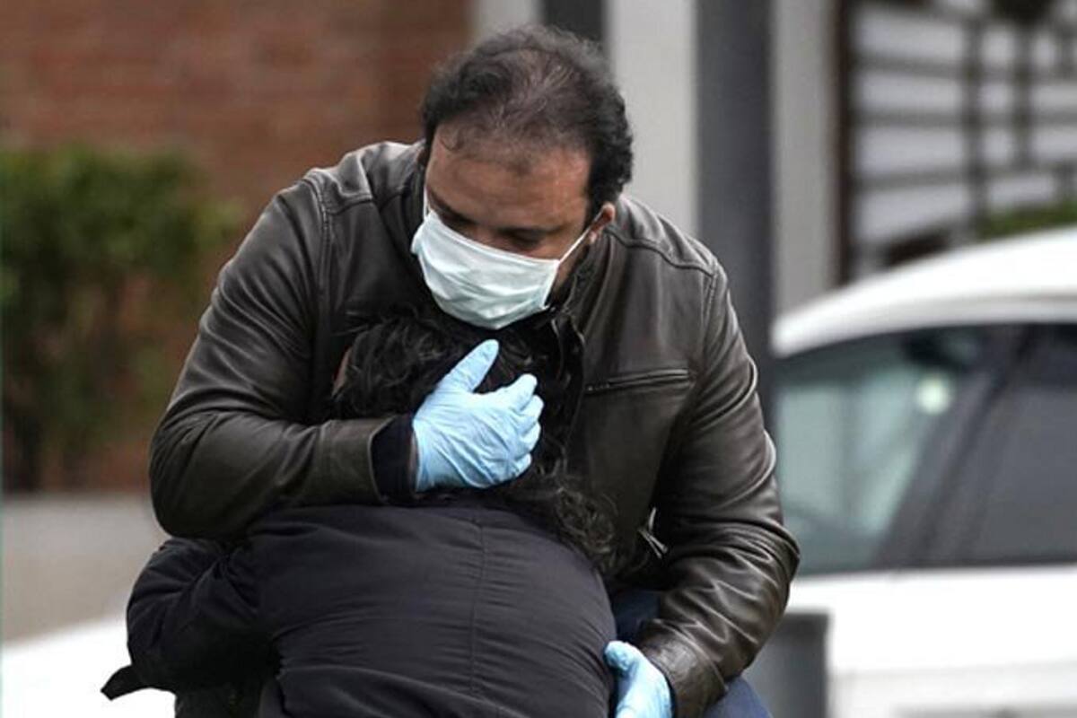 Una mujer llora la muerte de un familiar en La Almudena