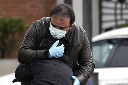 Una mujer llora la muerte de un familiar en La Almudena