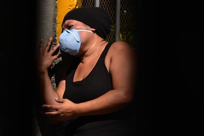 Una mujer llora la muerte de un pariente afuera de una carpa improvisada montada en el Hospital Escuela del estado, donde se atiende a personas con síntomas de coronavirus, en Tegucigalpa, Honduras, el 19 de junio de 2020