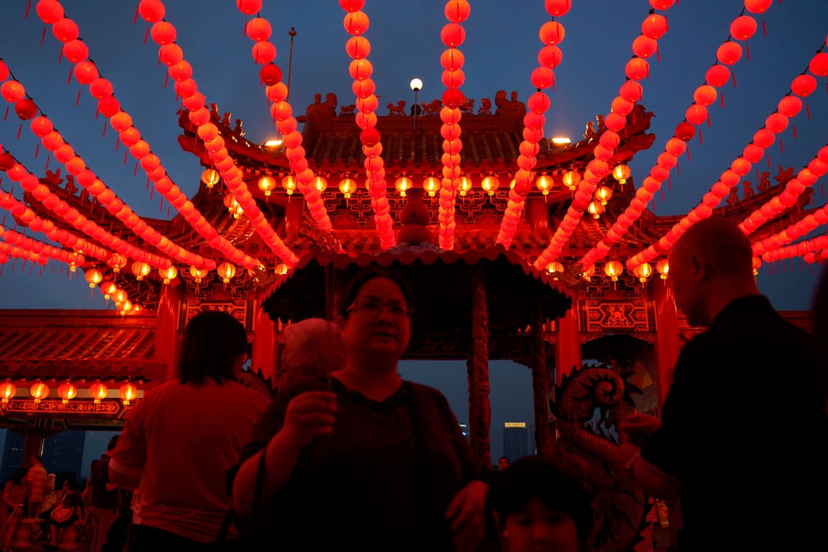 Una mujer malaya de origen chino quema palos mientras reza en un templo en Kuala Lumpur, Malasia, el 4 de febrero. Ciudadanos chinos en todo el mundo celebrarán el inicio del Año del Cerdo el 5 de febrero de este año en el Calendario lunar chino