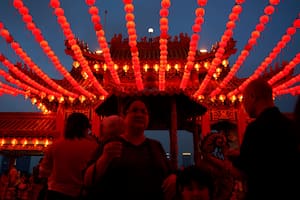 Una mujer malaya de origen chino quema palos mientras reza en un templo en Kuala Lumpur, Malasia, el 4 de febrero. Ciudadanos chinos en todo el mundo celebrarán el inicio del Año del Cerdo el 5 de febrero de este año en el Calendario lunar chino