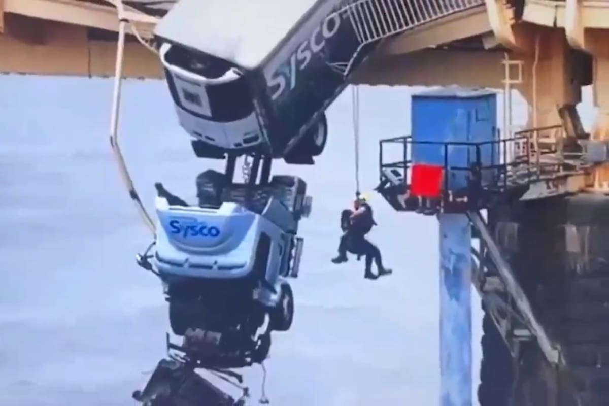 Una mujer manejaba un camión y tras un choque en el puente Clark Memorial quedó colgada en el abismo