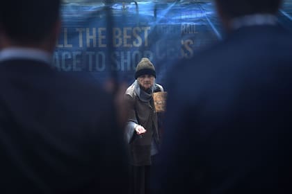 Una mujer mendigando en una calle en Sydney