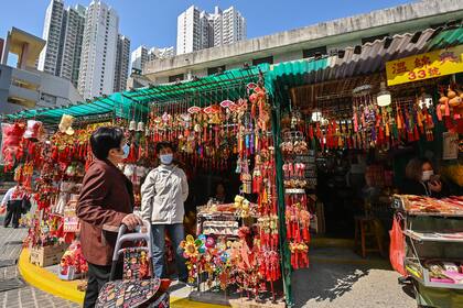 Una mujer mira las decoraciones del Año Nuevo Lunar a la venta en el templo Wong Tai Sin en Hong Kong el 18 de enero de 2021, antes del Año del Buey el 12 de febrero