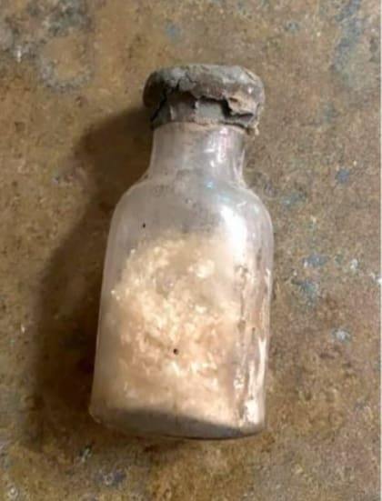 Una mujer mostró la botella de vidrio antigua y todos le advirtieron que podría ser tóxico