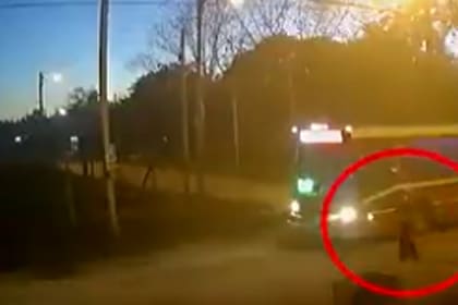 Una mujer muere atropellada al intentar tomar un colectivo
