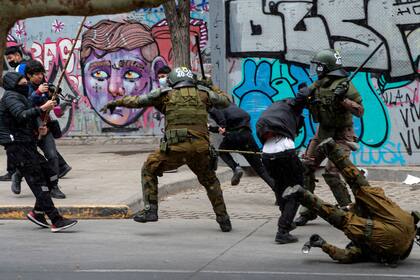 Una mujer muerta, 17 heridos y al menos 10 detenidos es el saldo que dejó una marcha en favor del pueblo mapuche.