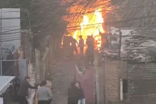 Una mujer murió en un incendio y sus hijos sufrieron quemaduras graves