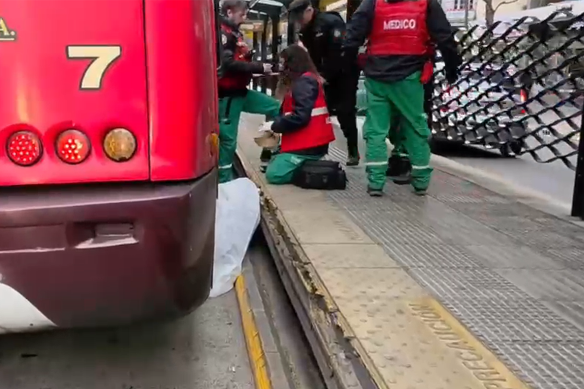 Una mujer murió atropellada por un colectivo en el metrobus de avenida Cabildo