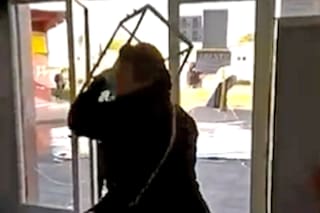 Una mujer destrozó una oficina pública porque no la atendían