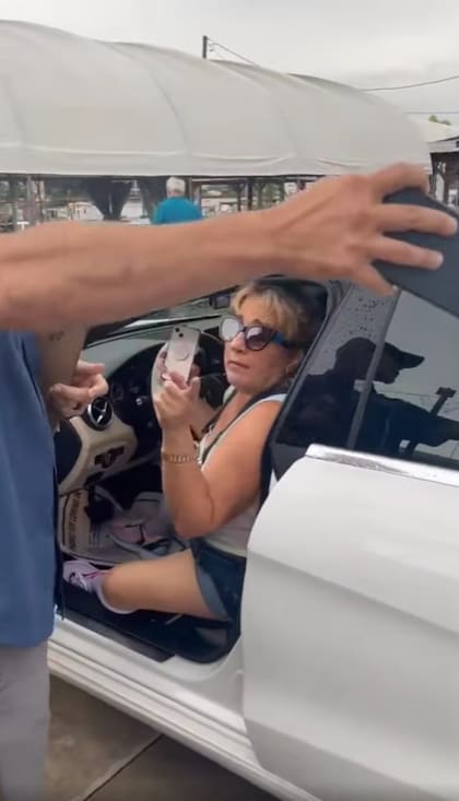 Una mujer no quiso pagar la cuenta porque el viento sopló sobre su cerveza