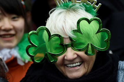 Una mujer observa el desfile del Día del San patricio, en Dublín, Irlanda