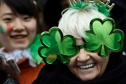 Una mujer observa el desfile del Día del San patricio, en Dublín, Irlanda