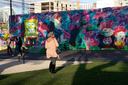 Una mujer observa un colorido mural en Wynwood, Miami, el 15 de noviembre del 2021. El distrito artístico de Wynwood atrae cada vez más visitantes. (AP Photo/Lynne Sladky)