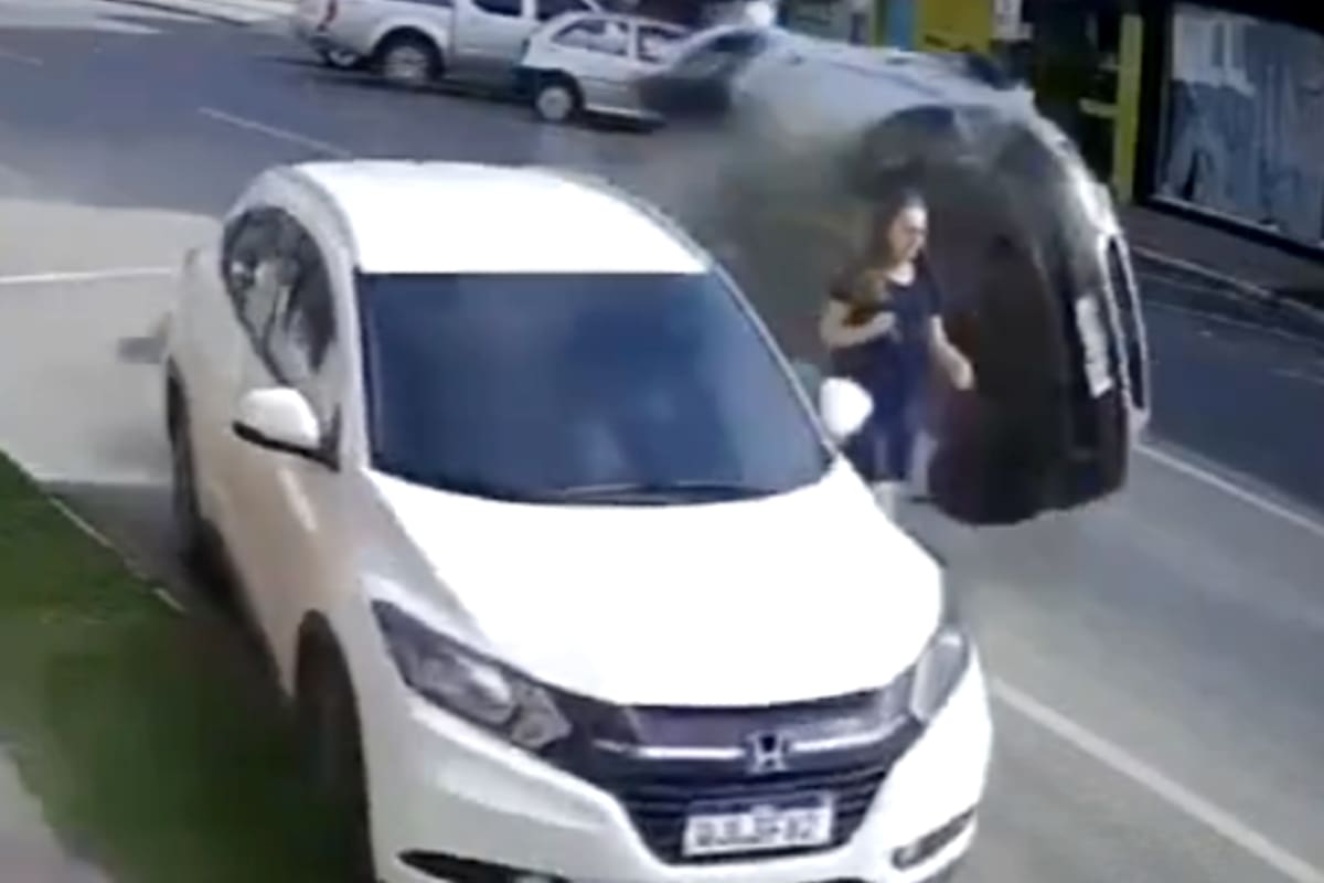 Una mujer oriunda del Braço do Norte, en el estado brasileño de Santa Caratina, se salvó de milagro de ser atropellada por un auto mientras caminaba por la calle