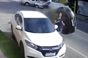Una mujer oriunda del Braço do Norte, en el estado brasileño de Santa Caratina, se salvó de milagro de ser atropellada por un auto mientras caminaba por la calle