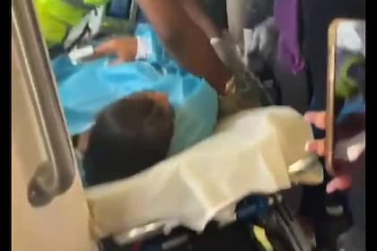 Una mujer parió durante un vuelo y eligió un particular nombre para su bebé
